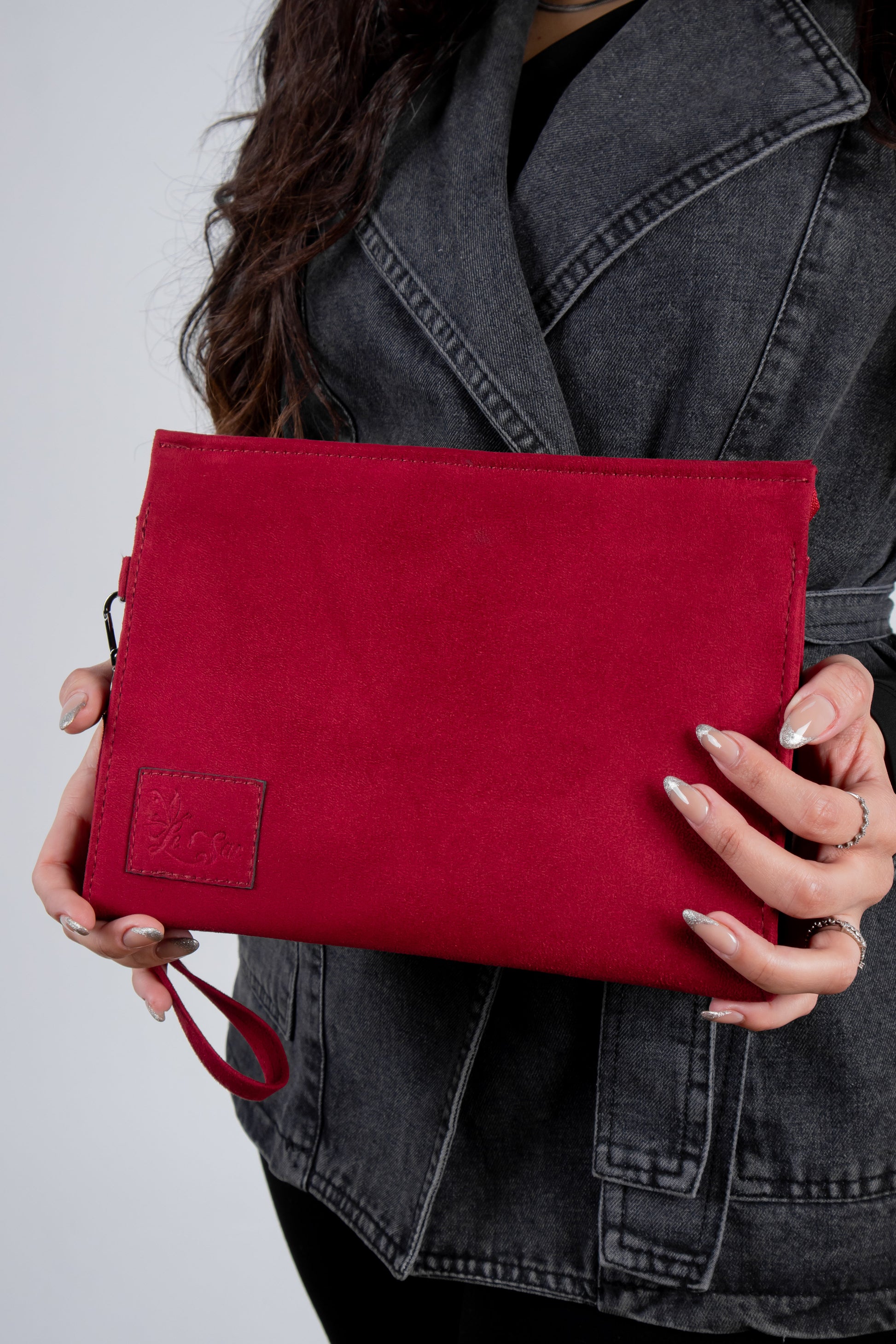 Edge Clutch Maroon held