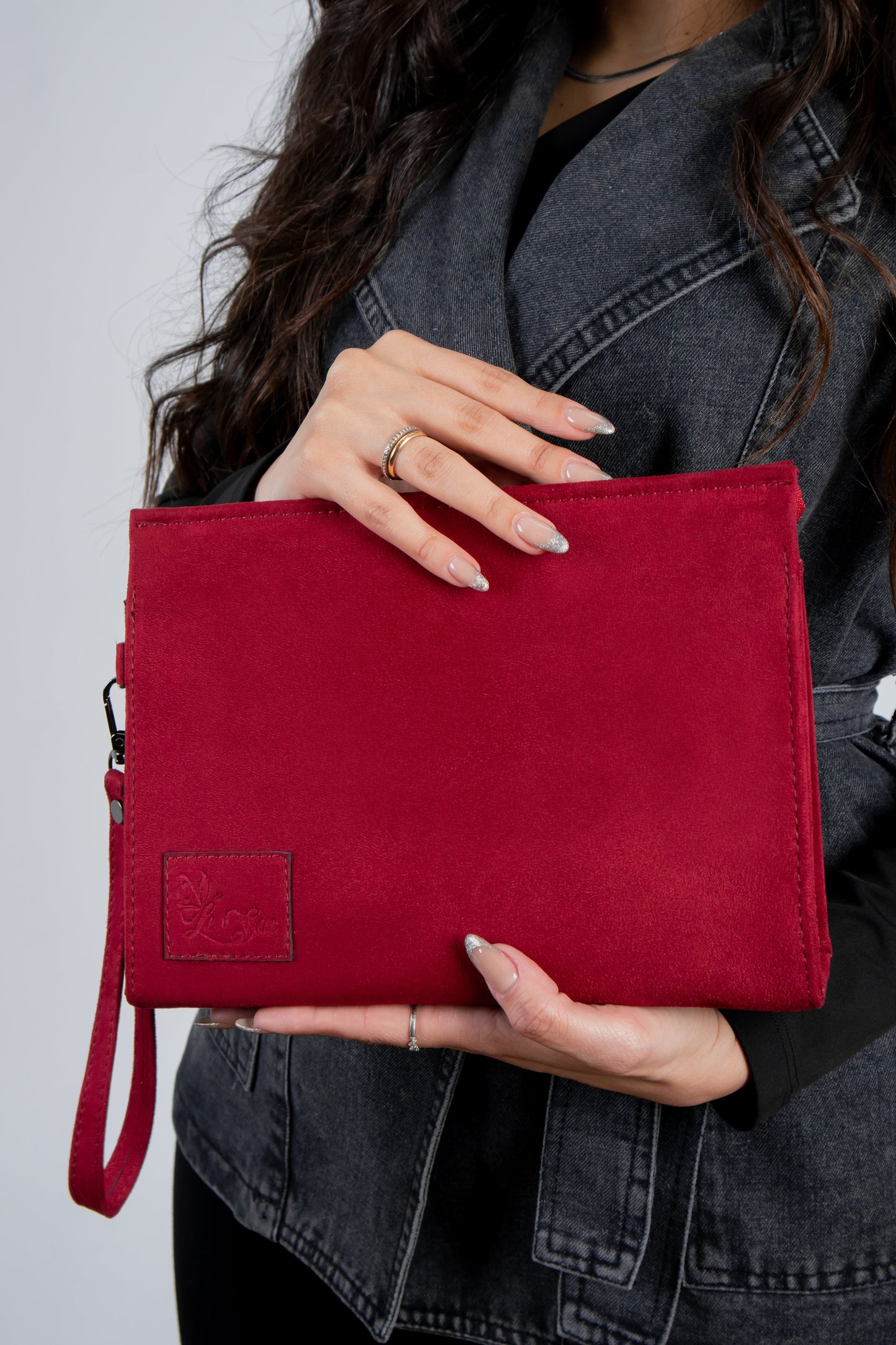 Edge Clutch Maroon held