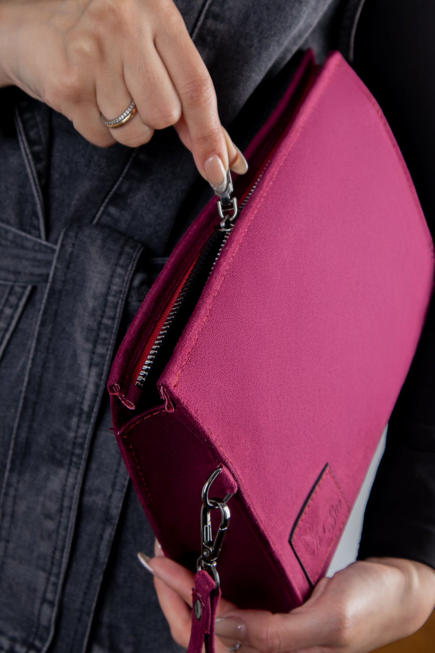 Edge Clutch Magenta held
